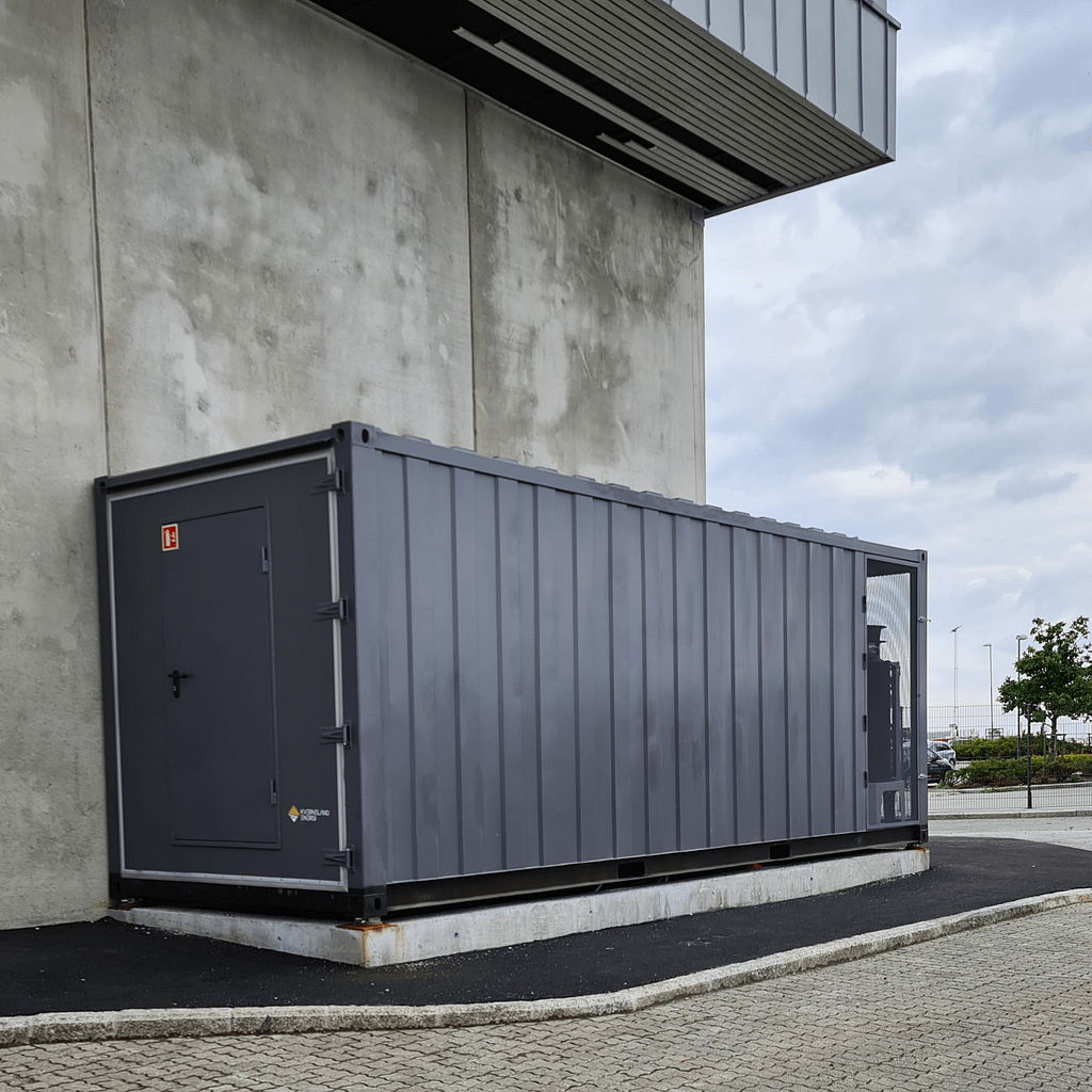 Utenfor Utenriksterminalen i Stavangerregionen Havn er det installert en container fylt med battericeller for å lagre strøm som ikke brukes med en gang. Dermed utvider havna evnen til å forsyne seg selv med strøm.