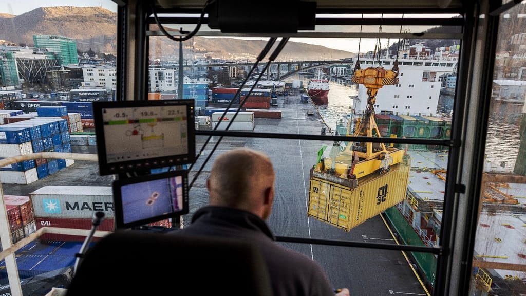 Bildet tatt fra kranfører i Bergen Havn som løfter på plass container