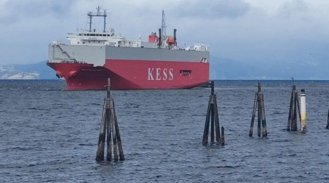 Sea Highway på vei inn til Trondheim havn, fullastet med nybiler.