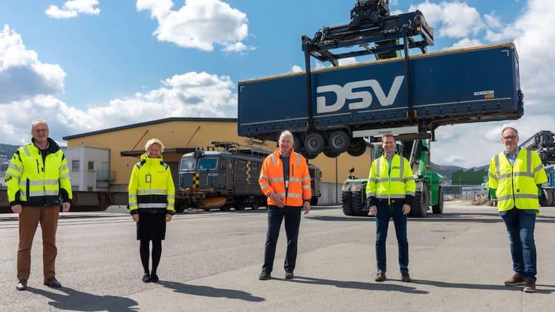 UNIKT MILJØ-SAMARBEID: Disse fem aktørene har nå inngått et samarbeid og et felles løft på Drammen havn som gir en skikkelig miljøgevinst som resultat. Fra venstre: Havnedirektør ved Drammen havn; Einar Olsen, administrerende direktør i Norgips; Hilde Kristin Herud, branch manager hos Greencarrier; Terje Alm, administrerende direktør i DSV Road AS i Norge; Rune Berg Stiansen og salgs- og markedsdirektør i CargoNet; Knut Brunstad.